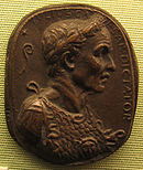 Det er blitt hevdet av den romerske diktatoren Julius Cæsar (100-44 f.Kr.) kan ha brukt laurbærkrans for å skjule tiltagende skallethet.[1] Plakett fra italiensk renessanse med idealisert portrett.