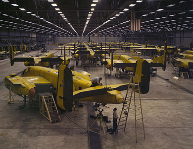 Fabrikada monte edilen B-25 Mitchell (Kansas City, Kansas, Ekim 1942'te Alfred T. Palmer tarafından çekildi.) (Üreten: Alfred T. Palmer)