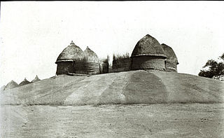 Photographie de l'Aturwic, quatre huttes sur une colline