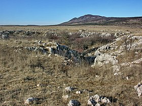 Le Grand Margès dominant le Grand Plan de Canjuers depuis le Grand aven de la Nouguière.