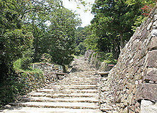 Resti della scalinata del castello di Azuchi