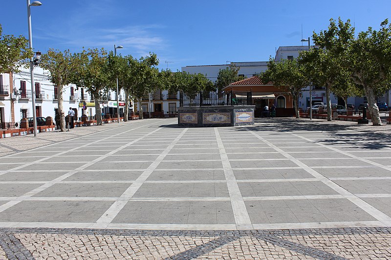 File:BA-Villanueva del Fresno-Plaza mayor-1.jpg