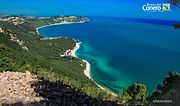 Vista dalla Lama rossa di Monte Conero: in primo piano Portonovo, in secondo piano la spiaggia di Mezzavalle e sullo sfondo il promontorio di Ancona.