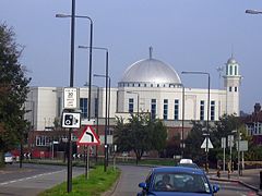 Il lato della moschea visto dalla A24 London Road.