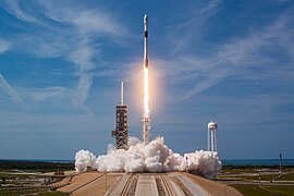 Falcon 9 Block 5 meluncur dari Kennedy Space Center. Varian ini dapat mudah dikenali dengan melihat pelindung termal berwarna hitam pada bagian interstage