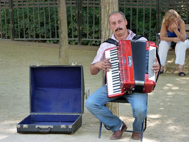 File:Barcelona Street Life (7852379672).jpg