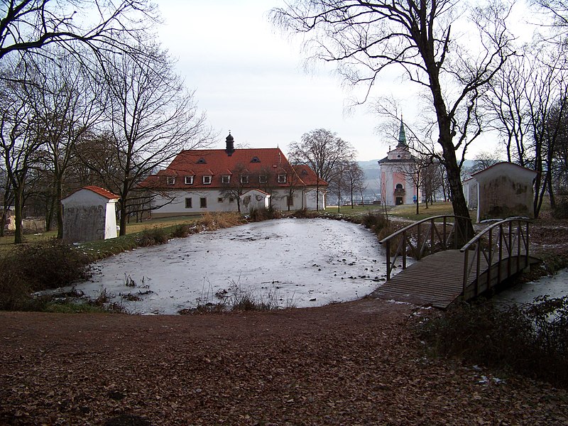 File:Barokní areál Skalka, dolní část.jpg