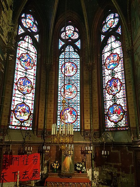 File:Basilique Sainte-Clotilde (Paris) Kirchenfenster.jpg