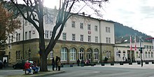 Bahnhof Horb in der Unterstadt, davor einer der Bussteige des zentralen Omnibusbahnhofs