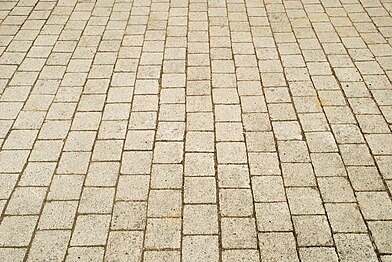 Pavés de béton « Blanc de Bierges » au centre de la place Sainte-Barbe.