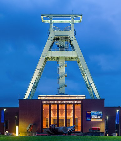 位于波鸿的采矿博物馆（Bergbaumuseum）在蓝色的时刻。