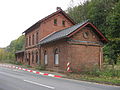 Das weitgehend noch in seinem ursprünglichen Zustand erhaltene ehemalige Bahnhofsgebäude Bodenwerder-Linse der Vorwohle-Emmerthaler Eisenbahn …