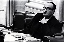 Minister van Volkshuisvesting en Ruimtelijke Ordening Pieter Bogaers tijdens een debat over de huurwet in de Tweede Kamer op 25 oktober 1965