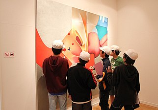 Médiation culturelle organisée par l'artiste Guillaume Bottazzi lors de son exposition personnelle au Musée International d'Art Miyanomori au Japon, auprès d'adolescents