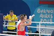 Deutsch: Boxen bei den Olympischen Jugendspielen 2018 Tag 12, 18. Oktober 2018 - Finale im Leichten Weltergewicht Jungen – Ilia Popov (Russland, rot) schlägt Talgat Shaiken (Kasachstan, blau) 4-1; Ringrichter ist James Beckles (Trinidad und Tobago). English: Boxing at the 2018 Summer Youth Olympics on 18 October 2018 – Final Light Welterweight Boys Bout - Ilia Popov (Rusia, rojo) supera a Talgat Shaiken (Kazajstán, azul) 4-1; Referee is James Beckles (Trinidad and Tobago). Español: Boxeo en los Juegos Olímpicos Juveniles de Verano de 2018 en 18 de octubre de 2018 - Chicos de peso welter ligero final: Ilia Popov (Uzbekistán, roja) le gana a Talgat Shaiken (Egipto, azul) 4-1; El árbitro es James Beckles (Trinidad y Tobago).