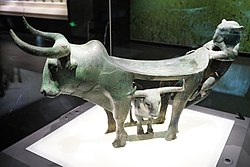Dian tavolo in bronzo a forma di bue che protegge il vitello da una tigre