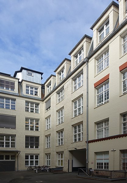 File:Bundesallee 87 & 88 (Berlin-Friedenau) Werkstattgebäude.jpg