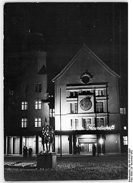 File:Bundesarchiv Bild 183-17337-0001, Berlin, Theater der Freundschaft.jpg