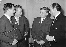 Joachim Werzlau, Frank Beyer, Alfred Hirschmeier and Gunter Marczinkowsky after receiving the Heinrich Greif Prize for their work on the film Five Cartridges. 13 May 1961. Bundesarchiv Bild 183-82988-0002, Berlin, Verleihung Heinrich-Greif-Preis.jpg