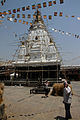 Bungamati-Hauptplatz-Rato Machhendranath-Tempel mit Bambusgeruest-01-gje.jpg