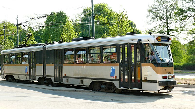 File:Bxl - Tram 7801 sur la ligne 44 à la station Musée du Tram.JPG