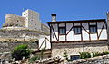 Vista de una casa típica castellana de Curiel de Duero, con el castillo de esta localidad histórica de la provincia de Valladolid al fondo. Por Rastrojo.