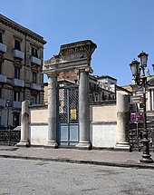 Entrance of the amphitheatre from the Piazza Stesicoro. Catania - Porta dell'Anfiteatro romano.jpg