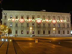 Palacio con decorado navideño visto desde la Plaza de la Grandeza de Chihuahua.