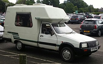 Citroën C15:n alustalle rakennettu Romahome-matkailuauto.