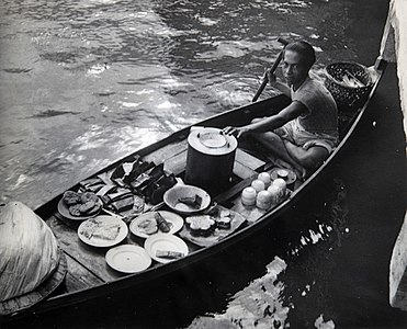 Pedagang kuliner apung ring Tukad Kapuas, Kalimantan Barat, warsa 1940-1950.