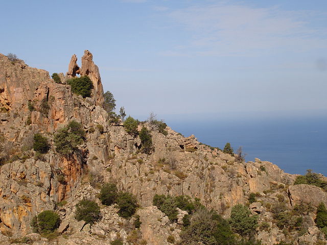 File:Corse-04848-calanche_de_Piana-coeur.jpg