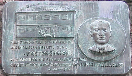 „Ett Kaschott“ und Pastor Jääsch. Auf einer Plakette an den Mauerresten in der Schulstraße, an der sich das Gefängnis befand.