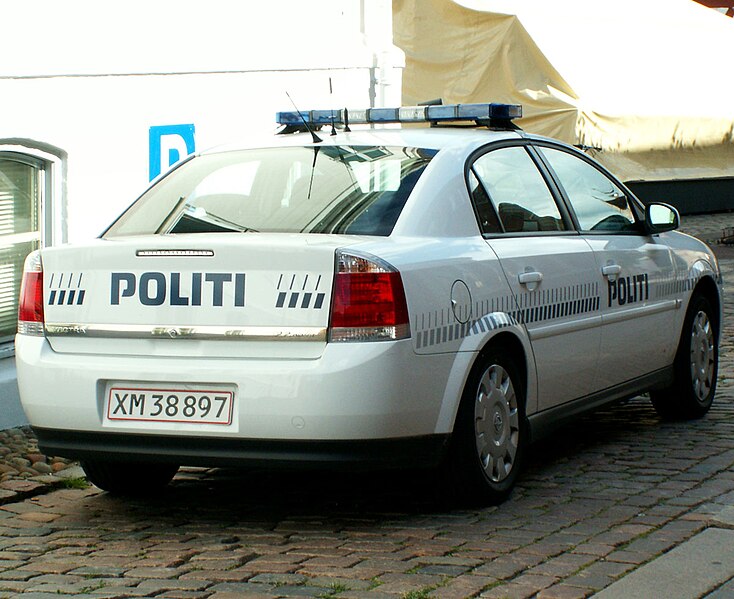 File:Danish police Open Vectra.jpg