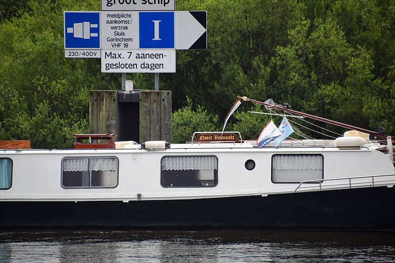 File:De NOOIT VOLMAAKT komt van de Linge op het Merwedekanaal en gaat naar de Grote Merwedesluis (05).JPG