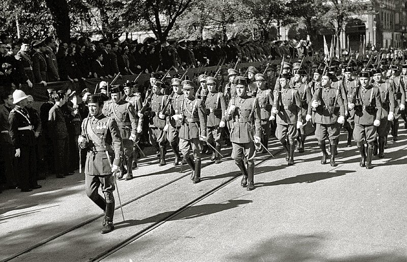 File:Desfile de guardias civiles y policias armados en San Sebastián (1942).jpg