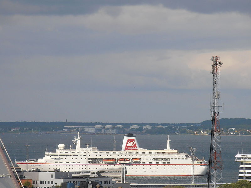 File:Deutschland at Quay 17 in Tallinn 2 June 2012.JPG