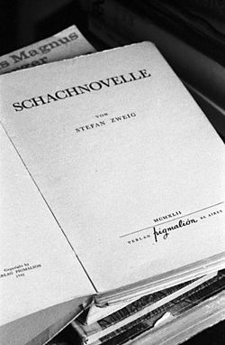 Die aufgeschlagene Erstausgabe der Schachnovelle von Stefan Zweig.jpg