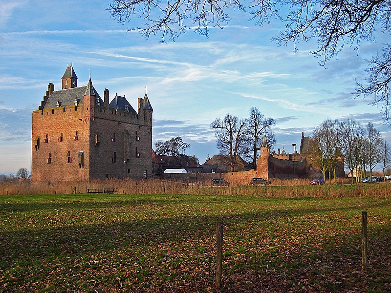 File:Doornenburg, Kasteel Doornenburg overzicht RM8942.jpg