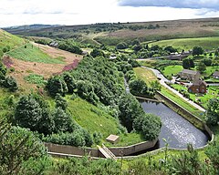 Dunford Bridge - pohled na JV od východního konce Winscar Dam.jpg