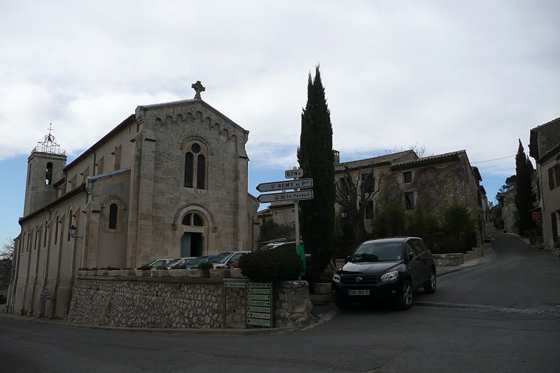 File:Eglise à Eygalières.JPG