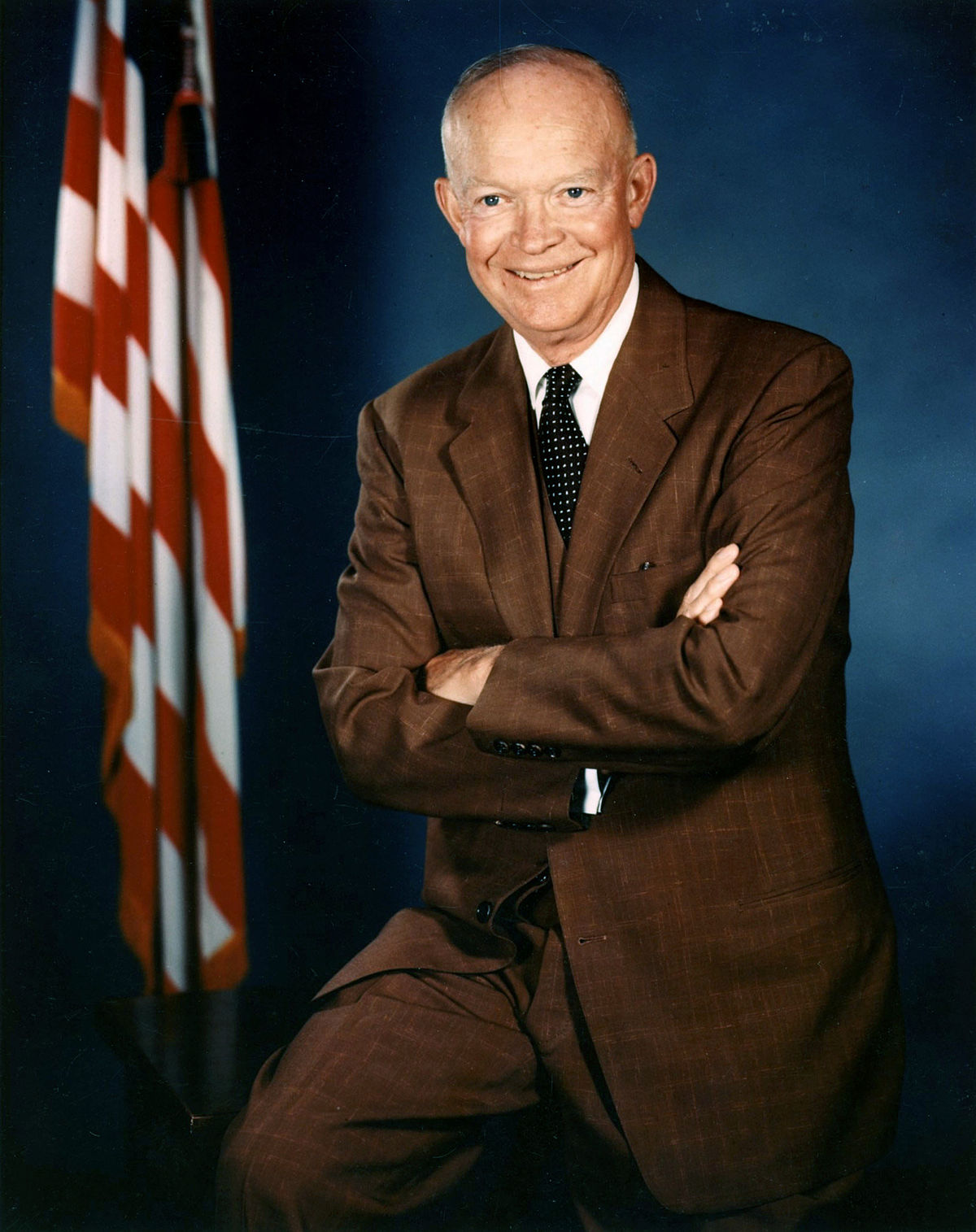 File:President Truman presents Gen. Dwight Eisenhower with the third Oak  Leaf Cluster to the Distinguished Service Medal - NARA - 199630.jpg -  Wikimedia Commons