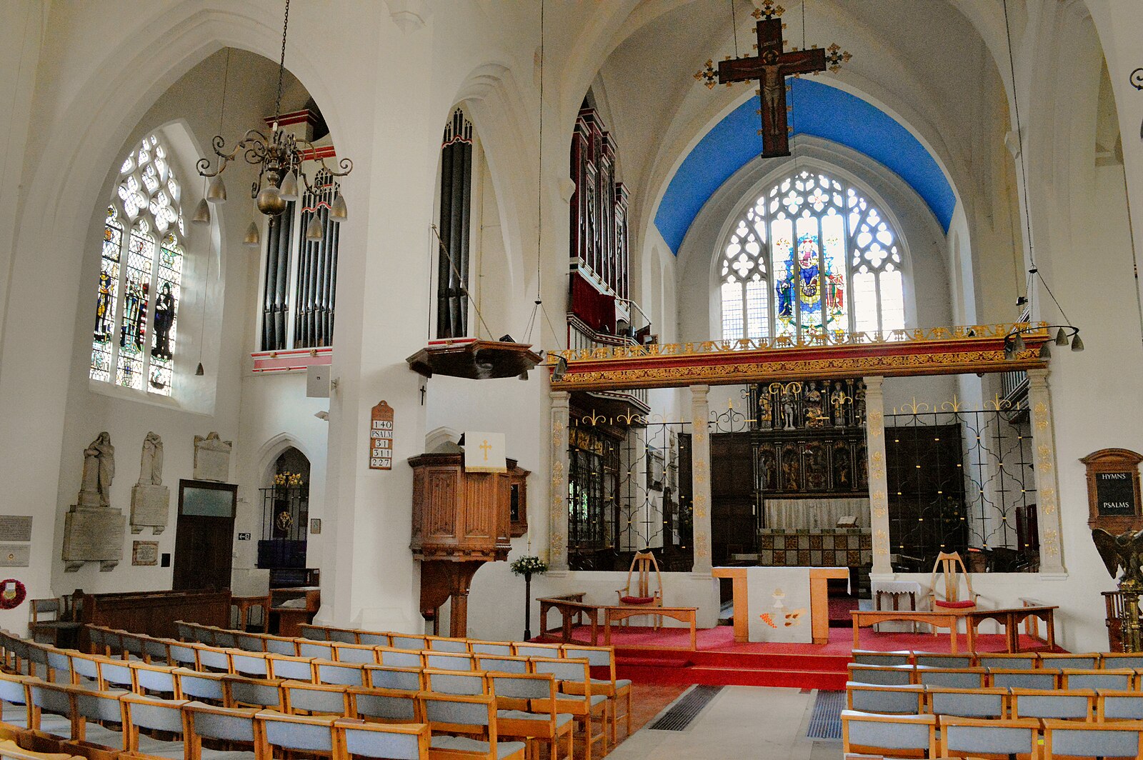 File:Epsom, St Martin of Tours, interior.jpg.