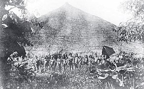 Eugène Robuchon - Región del Cahuinarí. Indios huitotos nonuyas delante de su choza.jpg