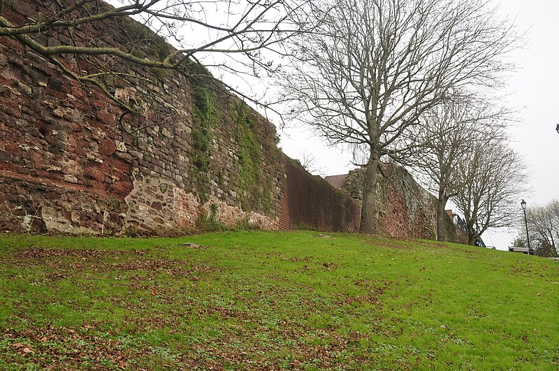 File:Exeter city walls (9124).jpg