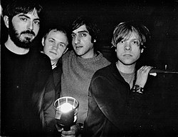 חברי הלהקה, משמאל לימין: מארק סמית', מייקל ג'יימס, מאונף רייני, כריס הרסקי