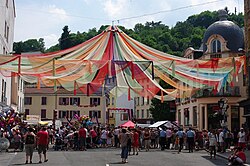 Blick auf eine Musselin-Kuppel mit Blick auf die Kreuzung zweier Straßen.