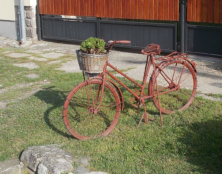 File:Fő Straße, Fahrrad mit Blumenkorb, 2021 Szokolya.jpg