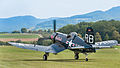 eine Vought F4U-4 Corsair auf dem Taxiway zum Startplatz