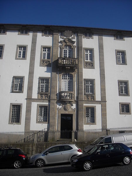 File:Fachada lateral da Igreja dos Clérigos - acesso à torre.jpg