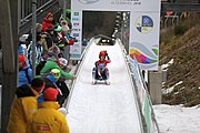 Deutsch: 2. und finaler Lauf der Juniorinnen bei den 33. FIL Juniorenweltmeisterschaften 2018 in Altenberg/Erzgebirge am 1. Februar 2018 (Namen der Abgebildeten in den Kategorien) English: 2nd and final run female juniors at the 2018 33th FIL Junior World Championships at Februar 1st alt Altenberg, Germany (names in categories)